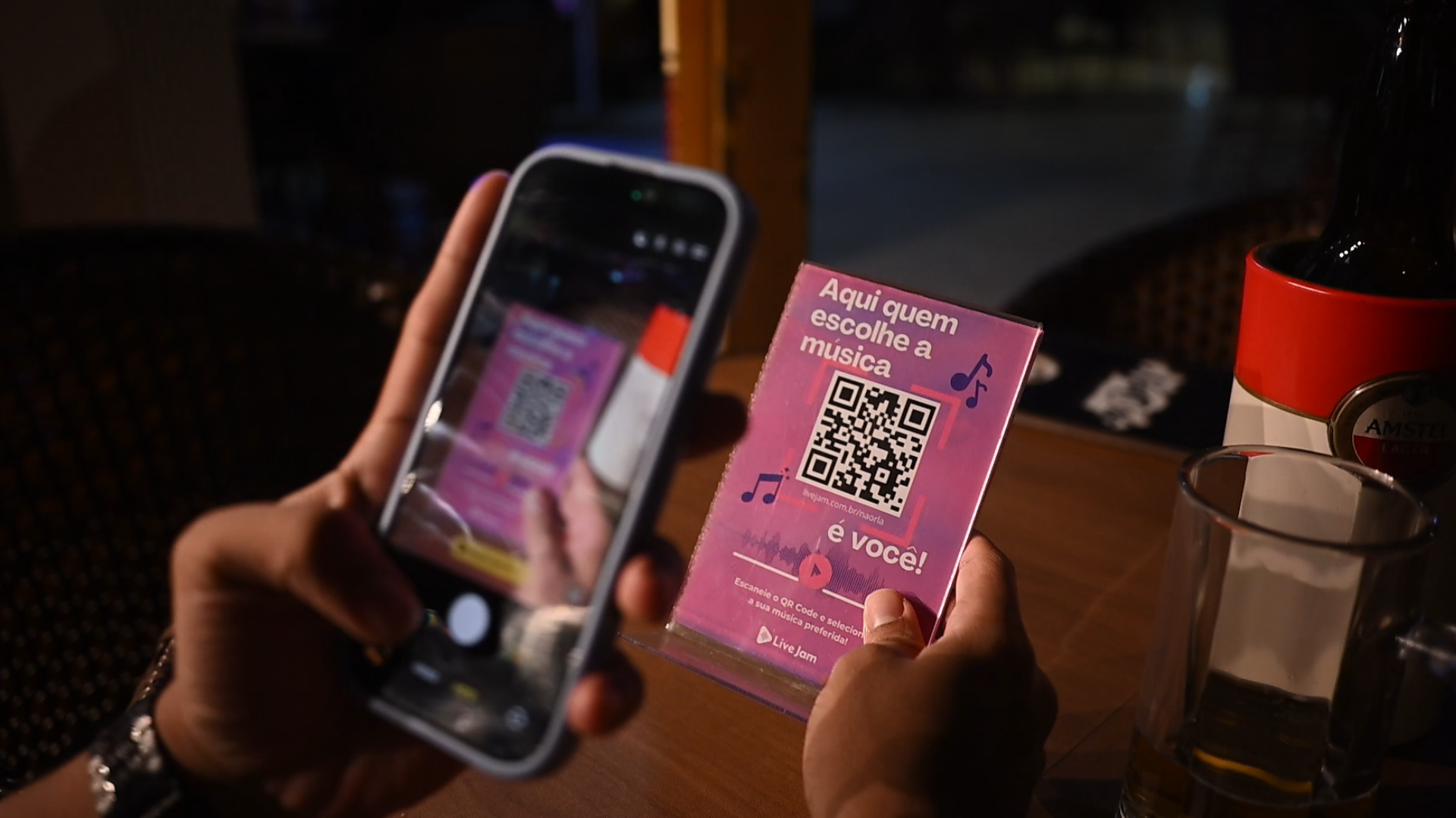 Cliente escaneando o QR Code do bar no celular